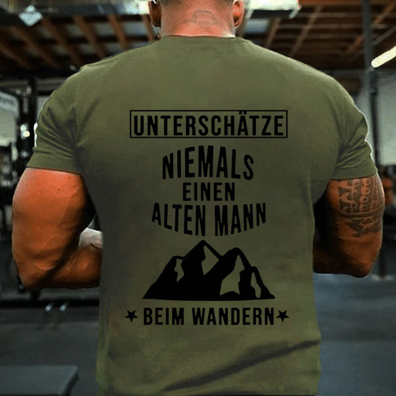 Alter Mann beim Wandern Wanderung Berge Wald T-Shirt