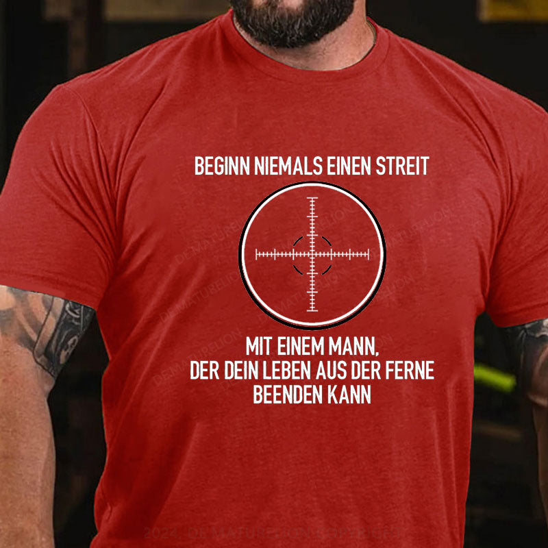 Beginnen Sie niemals einen Streit mit einem Mann, der Ihr Leben aus der Ferne beenden kann T-Shirt