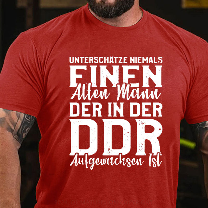 Unterschätze Niemals Einen Alten Mann Der In Der DDR Aufgewachsen ist T-Shirt