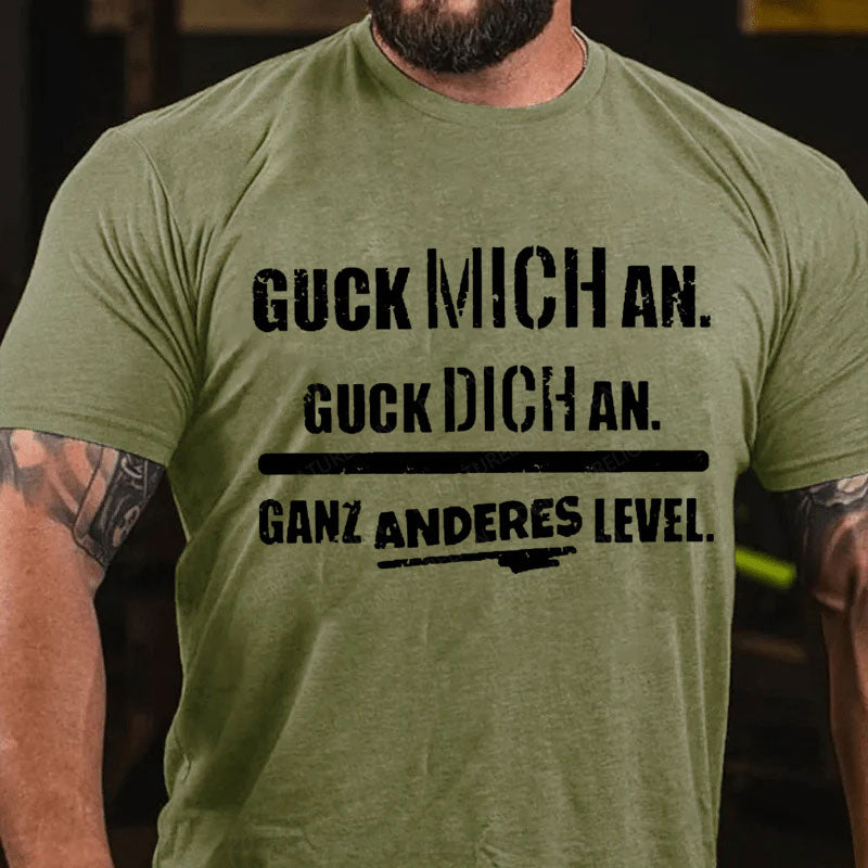 Guck mich an. Guck dich an. Ganz anderes Level T-Shirt