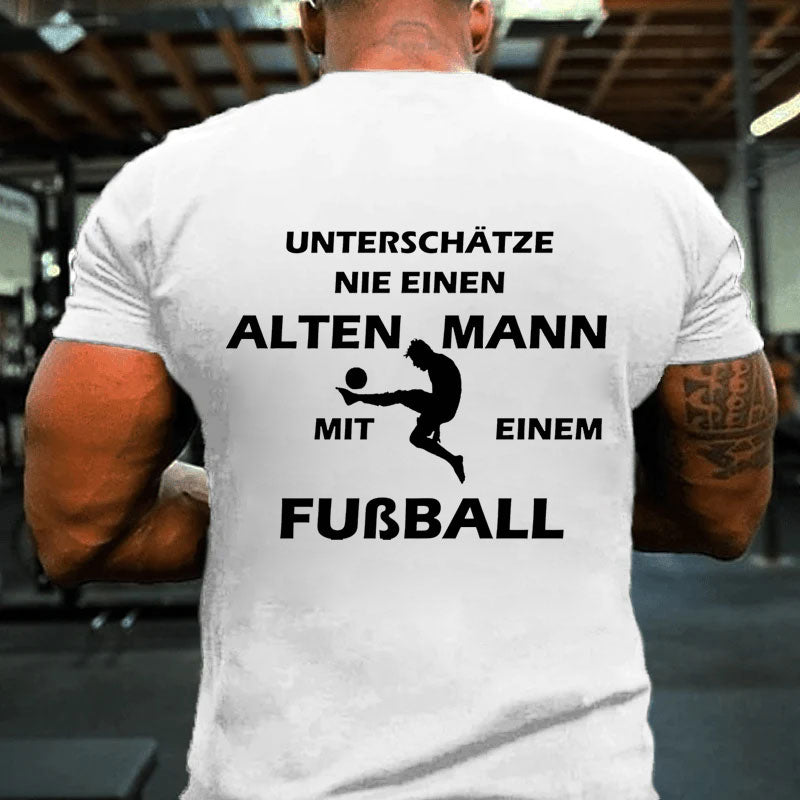 Alter Mann beim Fußball spielen T-Shirt