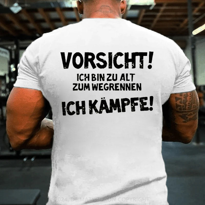 Vorsicht Ich Bin Zu Alt Zum Wegrennen Ich Kämpfe T-Shirt