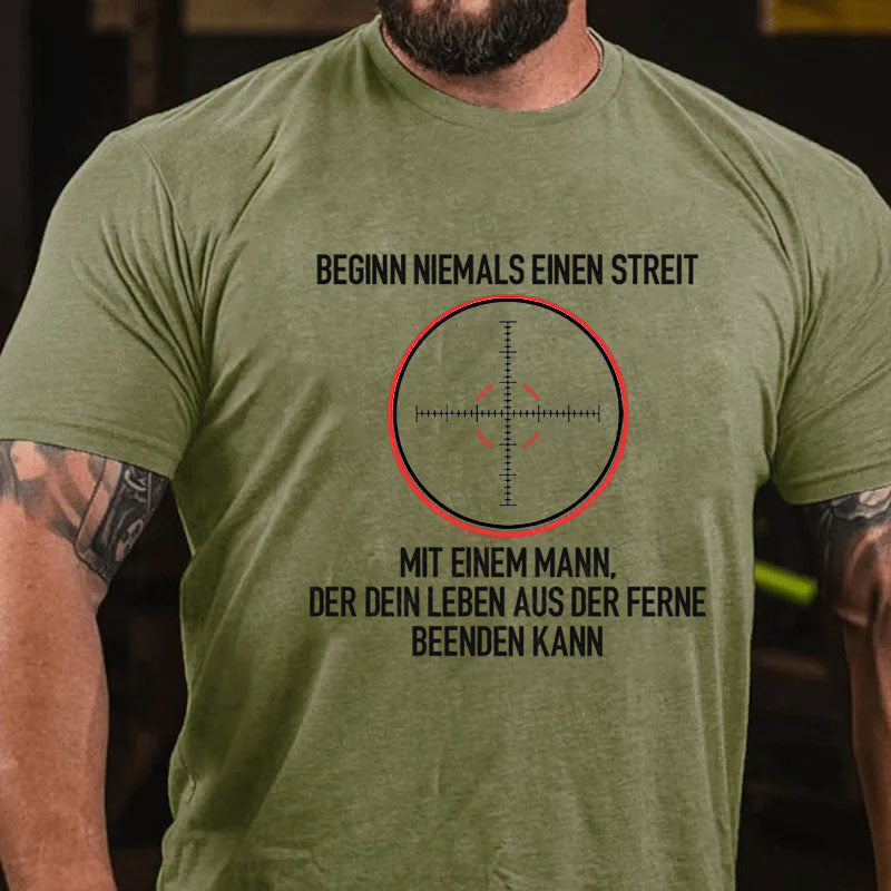 Beginnen Sie niemals einen Streit mit einem Mann, der Ihr Leben aus der Ferne beenden kann T-Shirt