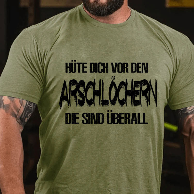 Hüte Dich Vor Den Arschlöchern Die Sind Überall T-Shirt