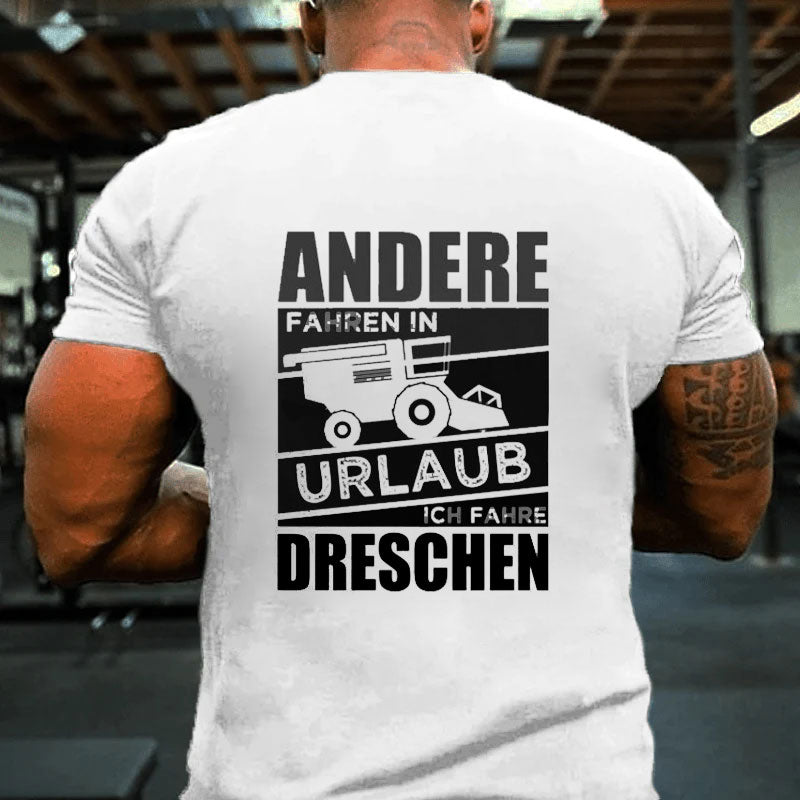 Andere fahren in Urlaub Ich fahre dreschen Männer T-Shirt