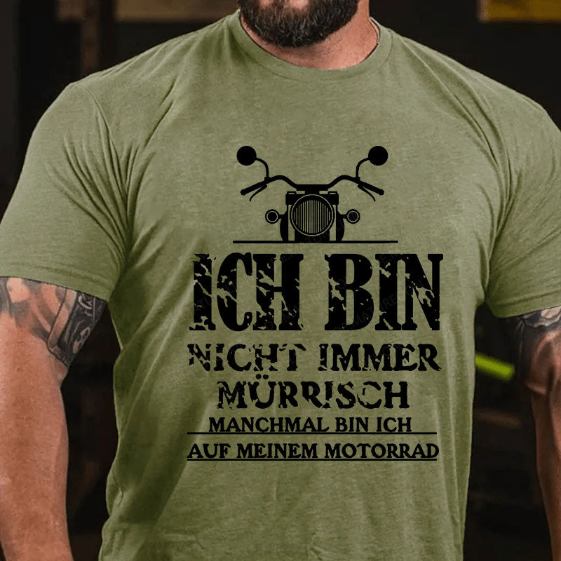 Ich bin nicht immer mürrisch. Manchmal bin ich auf meinem Motorrad T-Shirt