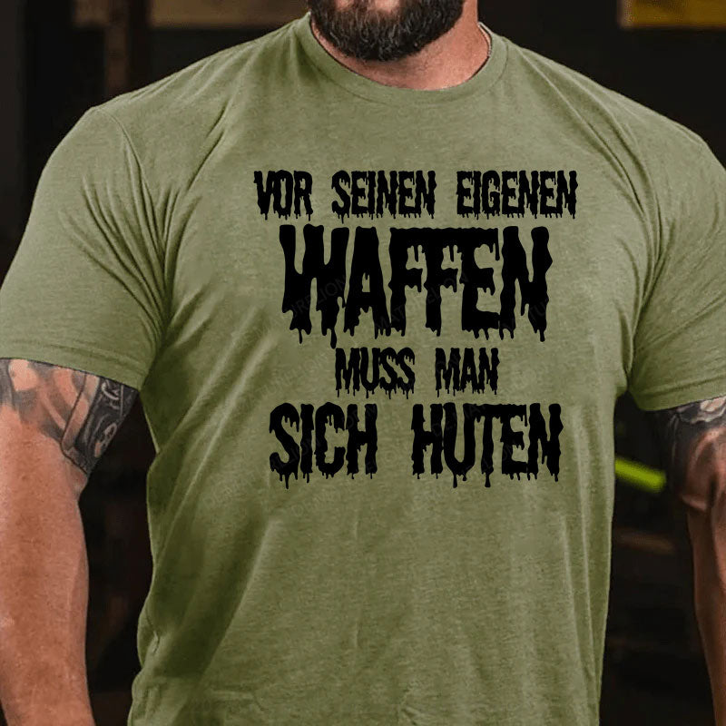 Vor seinen eigenen Waffen muss man sich hüten T-Shirt