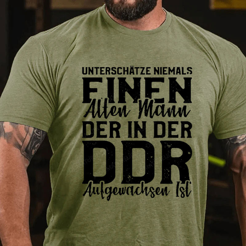 Unterschätze Niemals Einen Alten Mann Der In Der DDR Aufgewachsen ist T-Shirt