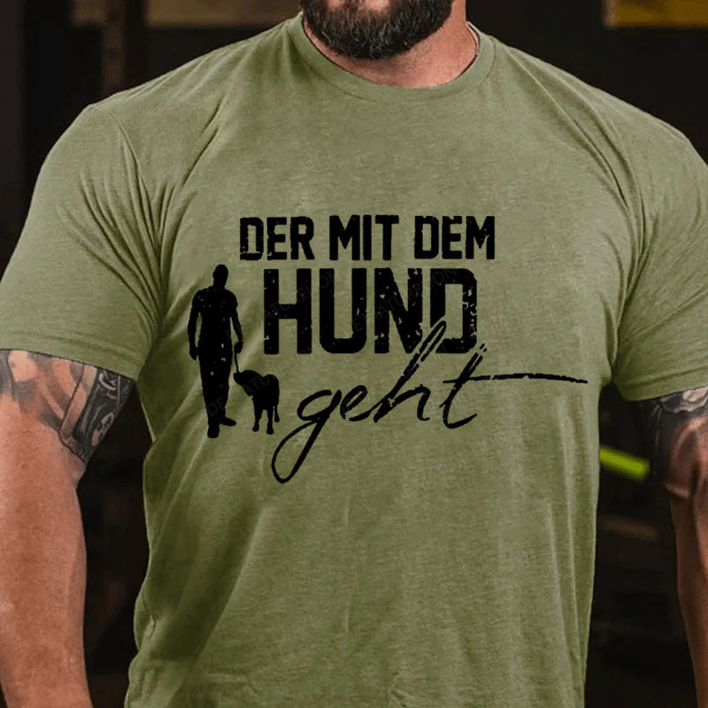 Der mit dem Hund geht T-Shirt