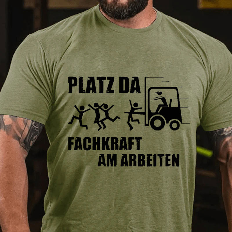 Platz Da Fachkraft Am Arbeiten T-Shirt