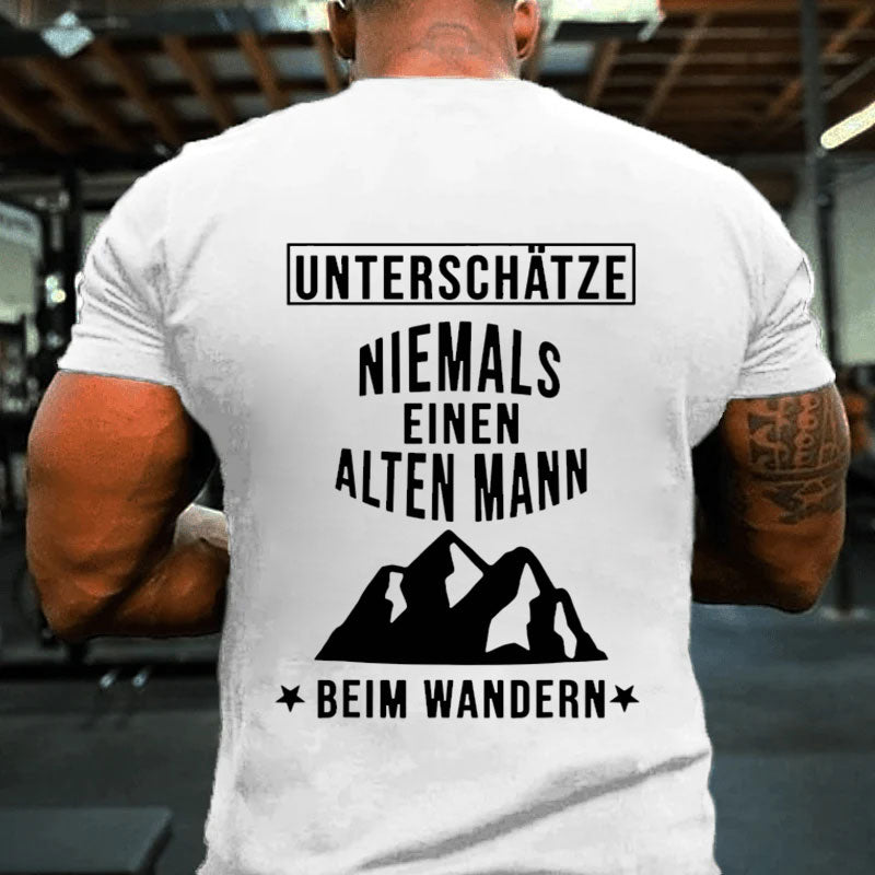 Alter Mann beim Wandern Wanderung Berge Wald T-Shirt