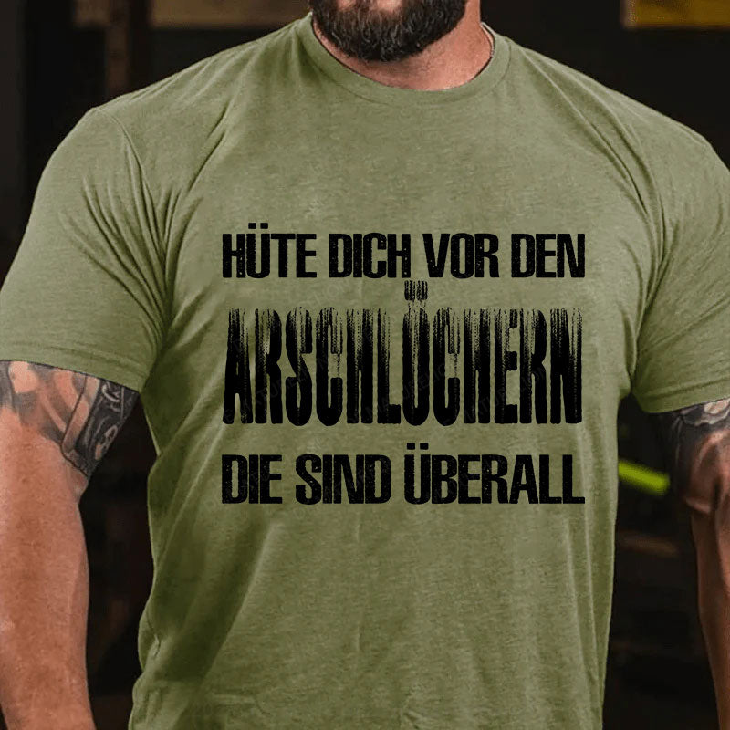 Hüte Dich Vor Den Arschlöchern Die Sind Überall T-Shirt