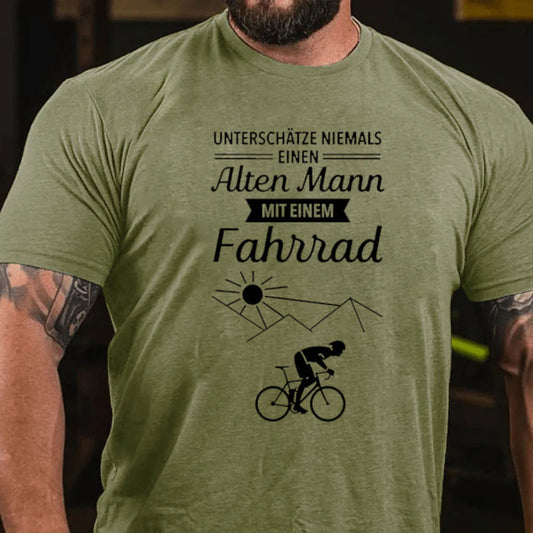 Unterschätze niemals einen alten Mann mit Fahrrad T-Shirt