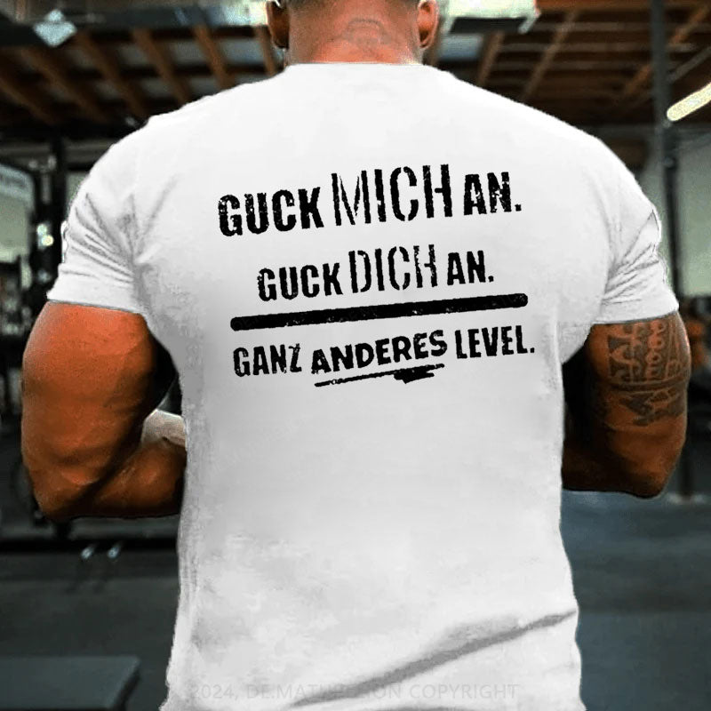 Guck Mich An Guck Dich An Ganz Anderes Level T-Shirt