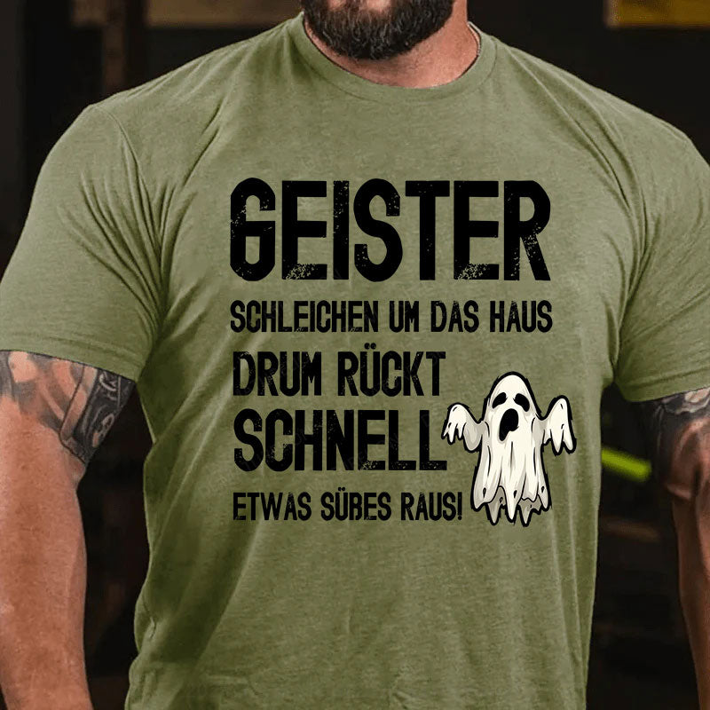 Geister schleichen um das Haus, drum rückt schnell etwas Süßes raus! T-Shirt