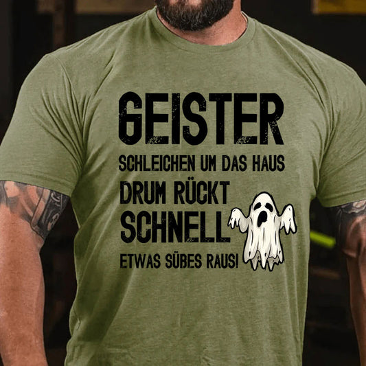 Geister schleichen um das Haus, drum rückt schnell etwas Süßes raus! T-Shirt