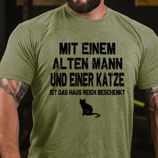 Mit einem alten Mann und einer Katze ist das Haus reich beschenkt T-Shirt