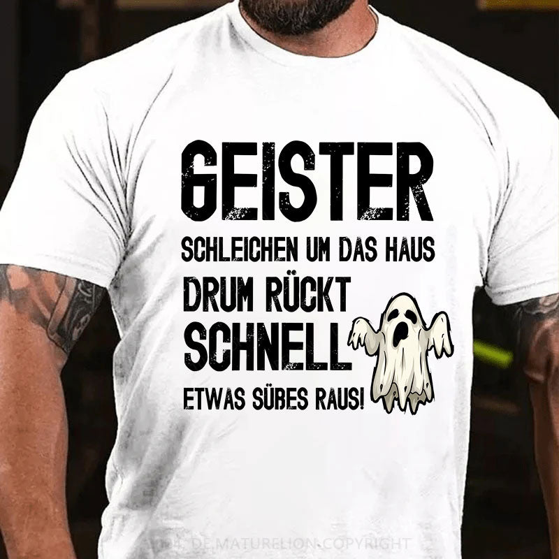 Geister schleichen um das Haus, drum rückt schnell etwas Süßes raus! T-Shirt