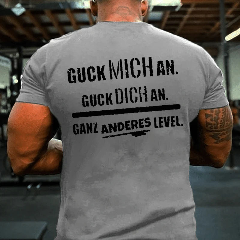 Guck Mich An Guck Dich An Ganz Anderes Level T-Shirt