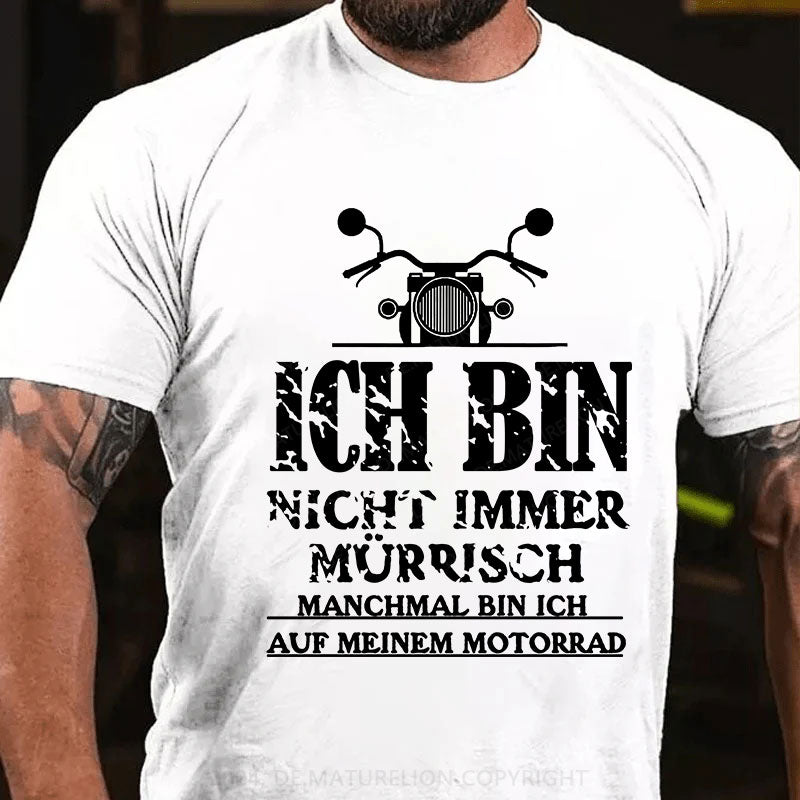 Ich bin nicht immer mürrisch. Manchmal bin ich auf meinem Motorrad T-Shirt