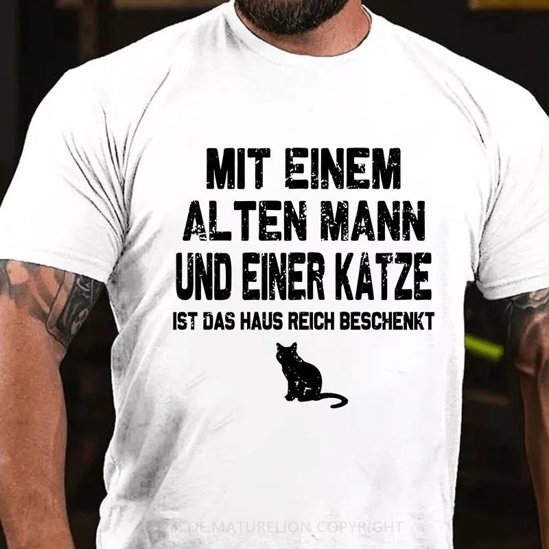 Mit einem alten Mann und einer Katze ist das Haus reich beschenkt T-Shirt