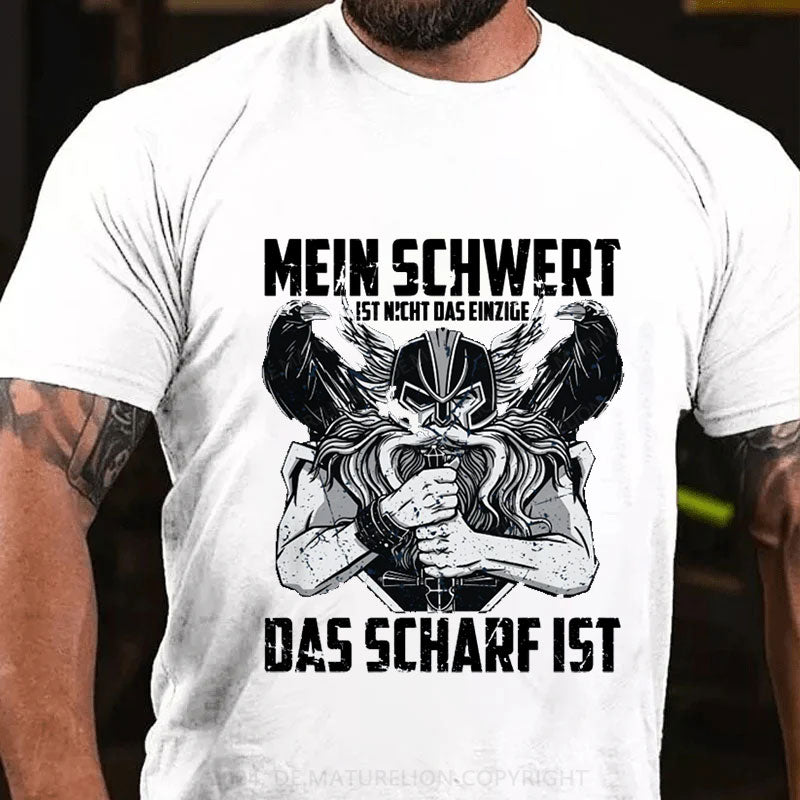 Nicht nur mein Schwert ist scharf T-Shirt