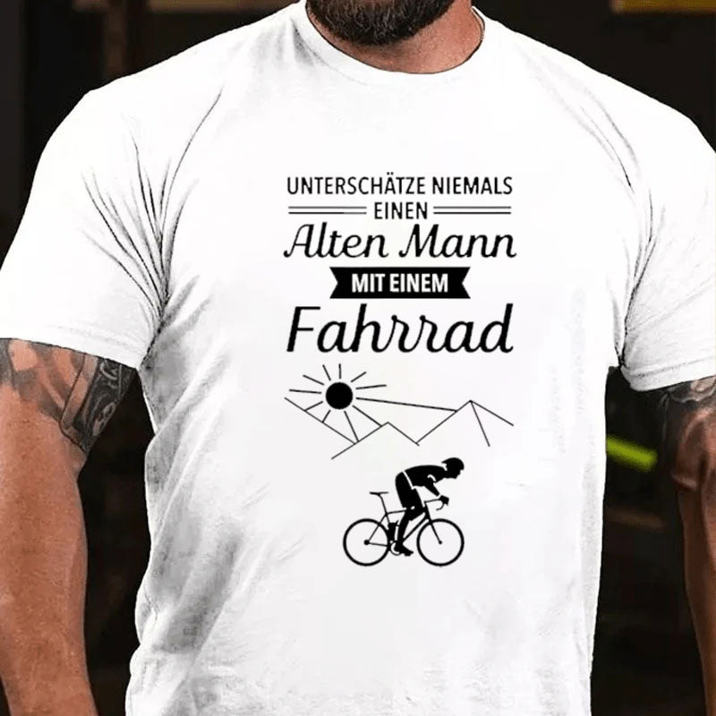 Unterschätze niemals einen alten Mann mit Fahrrad T-Shirt