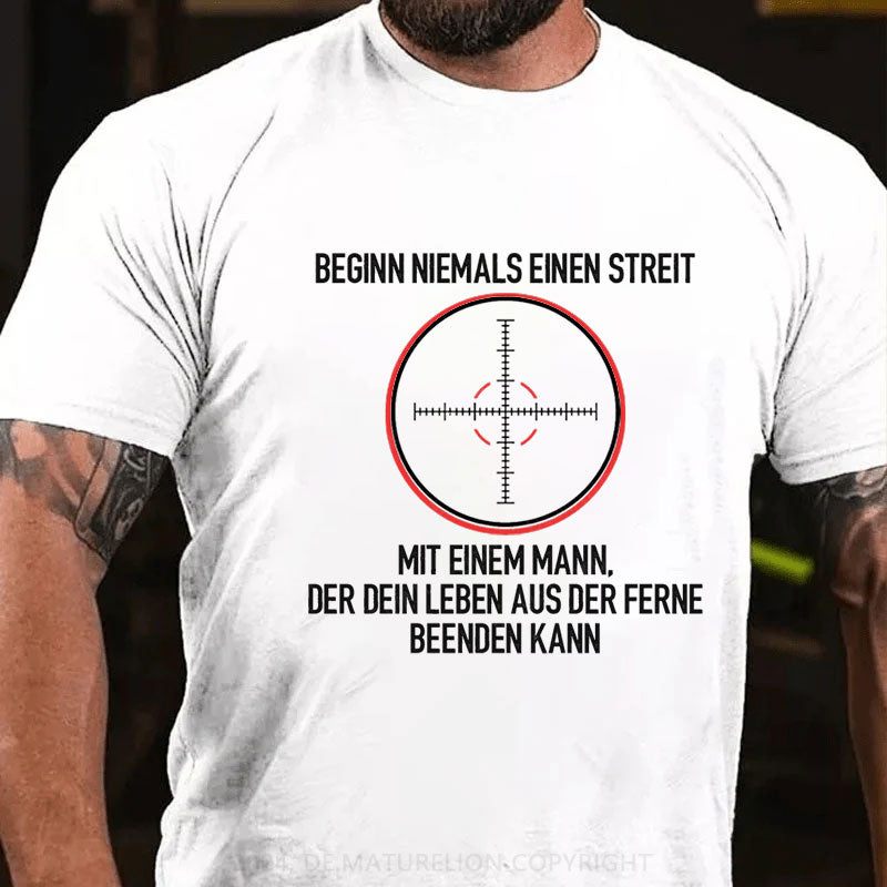 Beginnen Sie niemals einen Streit mit einem Mann, der Ihr Leben aus der Ferne beenden kann T-Shirt