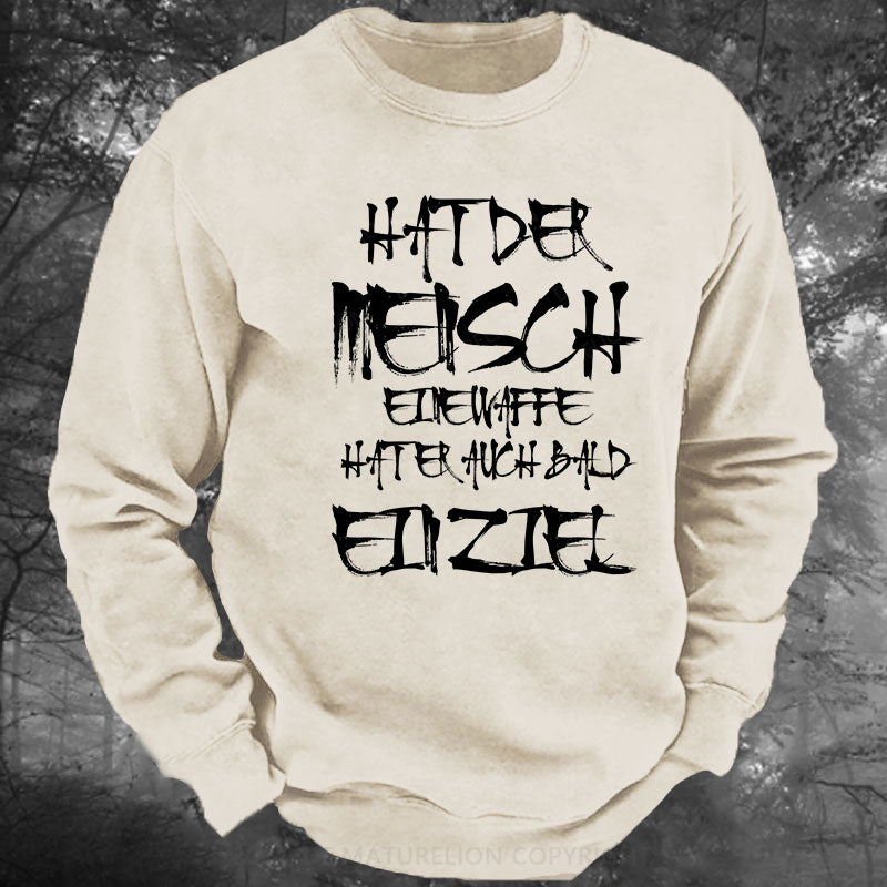 Hat der Mensch eine Waffe, hat er auch bald ein Ziel Gewaschenes Sweatshirt