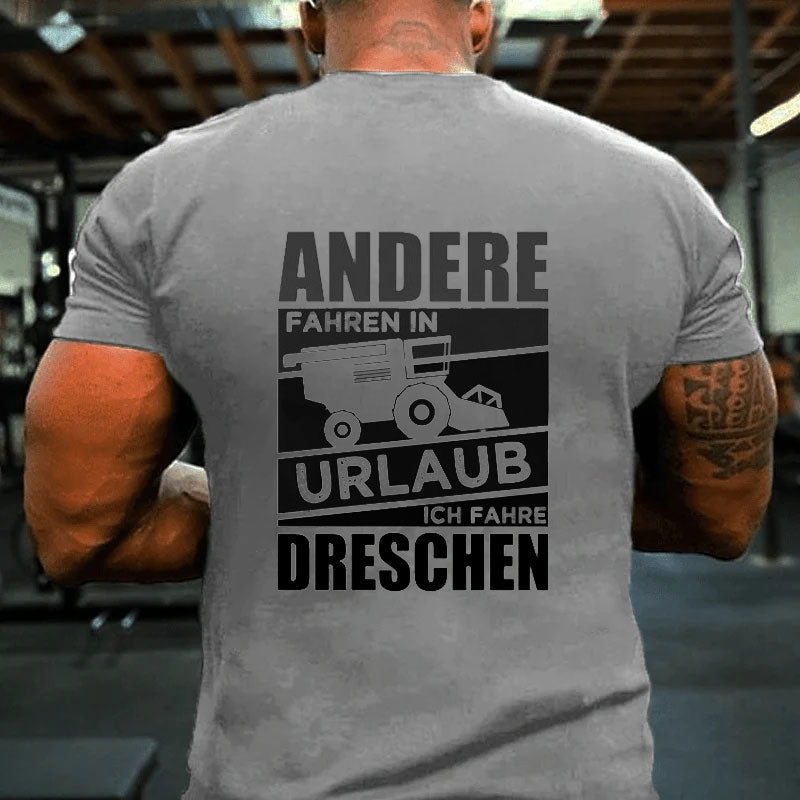 Andere fahren in Urlaub Ich fahre dreschen Männer T-Shirt