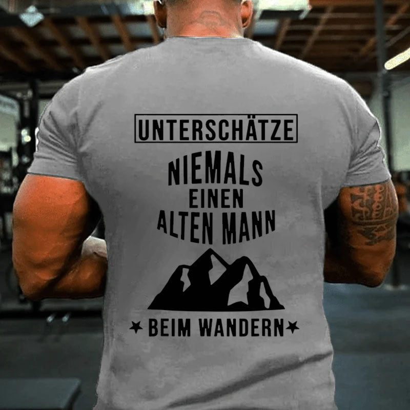 Alter Mann beim Wandern Wanderung Berge Wald T-Shirt