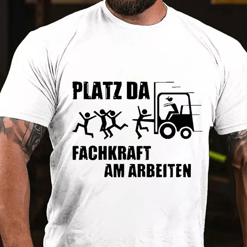 Platz Da Fachkraft Am Arbeiten T-Shirt