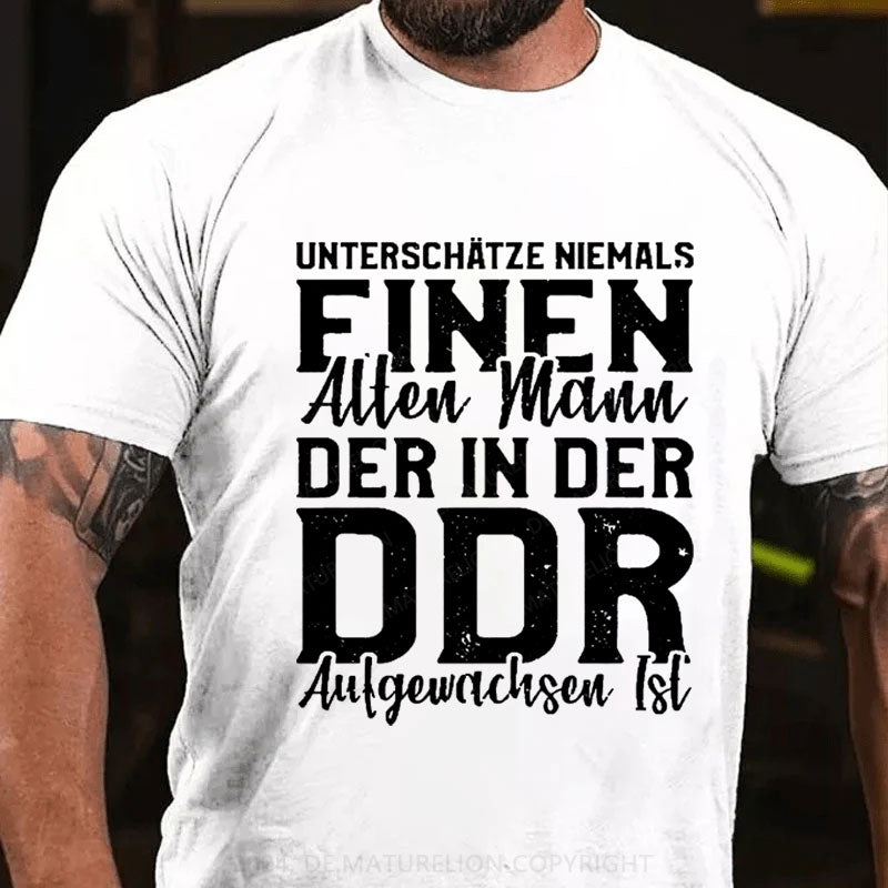 Unterschätze Niemals Einen Alten Mann Der In Der DDR Aufgewachsen ist T-Shirt