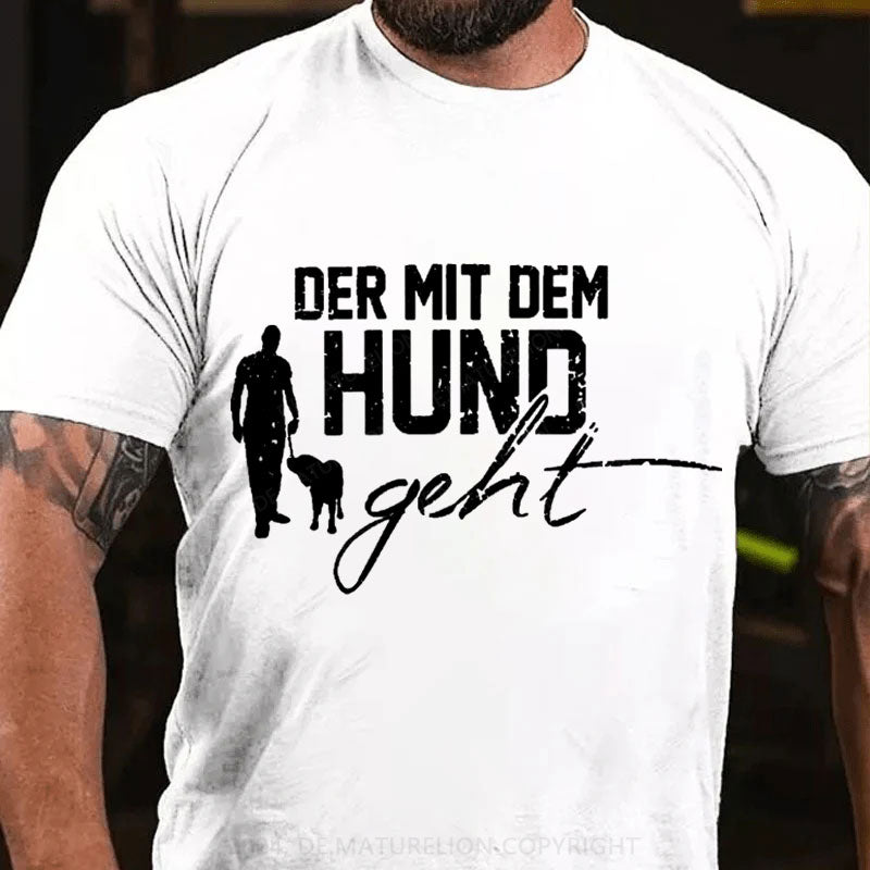 Der mit dem Hund geht T-Shirt