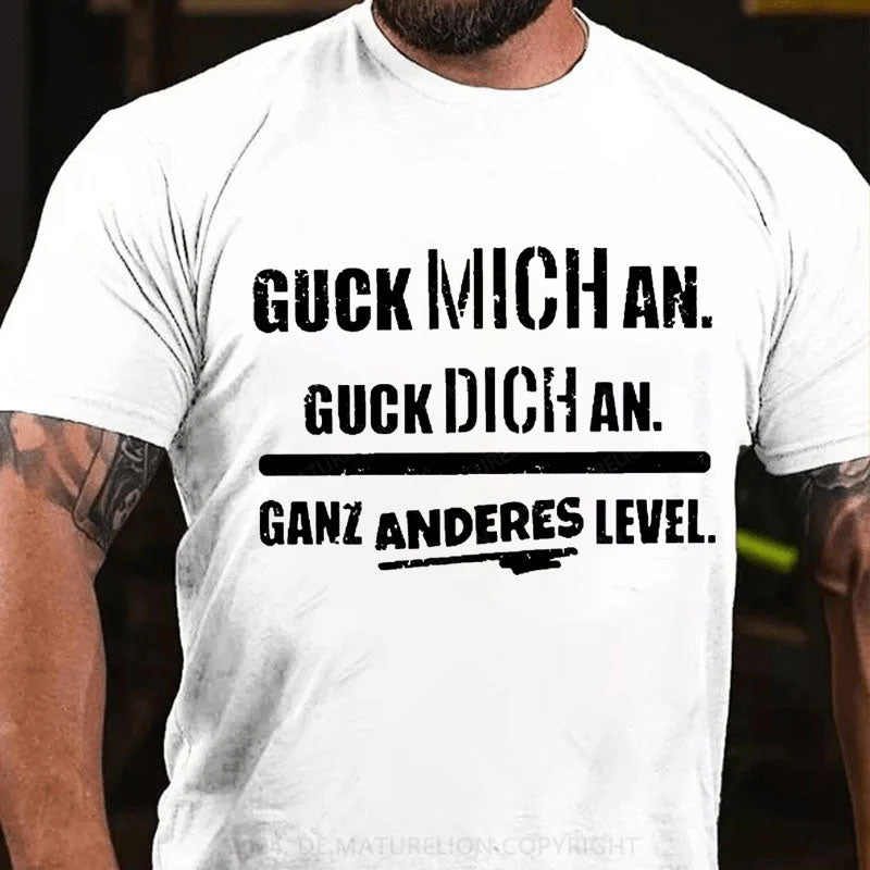 Guck mich an. Guck dich an. Ganz anderes Level T-Shirt