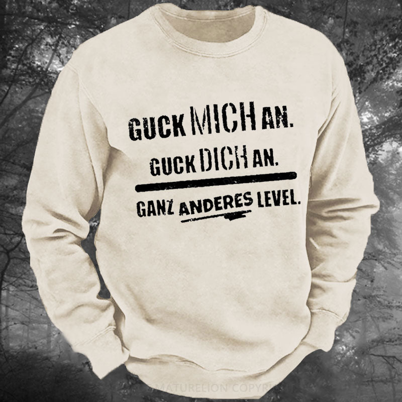 Guck Mich An Guck Dich An Ganz Anderes Level Gewaschenes Sweatshirt