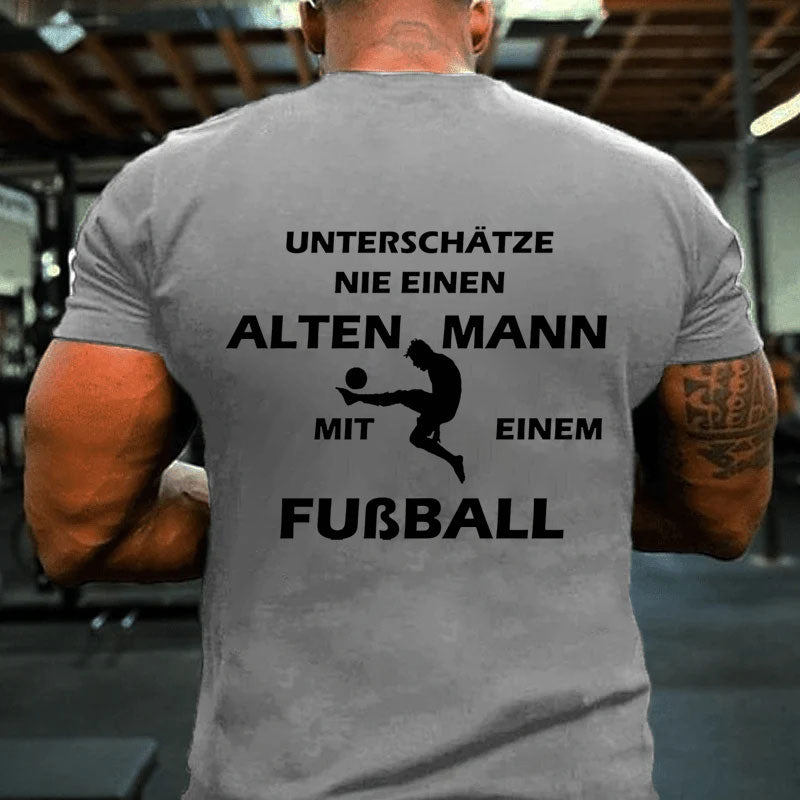 Alter Mann beim Fußball spielen T-Shirt