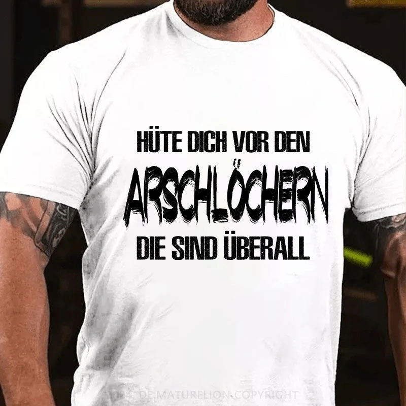 Hüte Dich Vor Den Arschlöchern Die Sind Überall T-Shirt