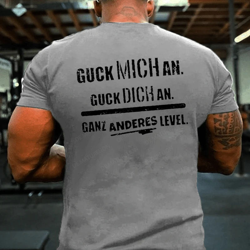 Guck Mich An Guck Dich An Ganz Anderes Level T-Shirt