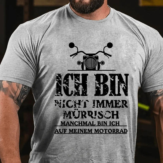 Ich bin nicht immer mürrisch. Manchmal bin ich auf meinem Motorrad T-Shirt