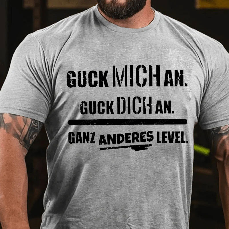 Guck mich an. Guck dich an. Ganz anderes Level T-Shirt