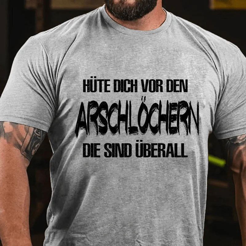 Hüte Dich Vor Den Arschlöchern Die Sind Überall T-Shirt