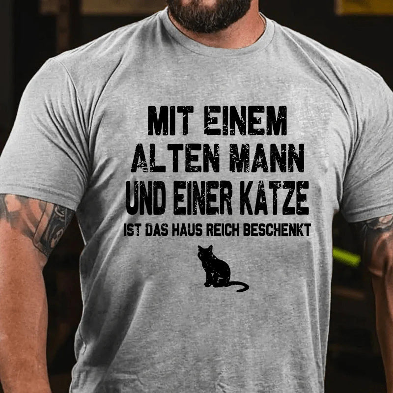 Mit einem alten Mann und einer Katze ist das Haus reich beschenkt T-Shirt