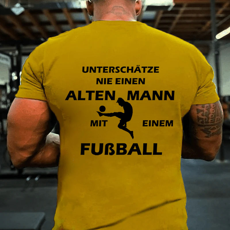 Alter Mann beim Fußball spielen T-Shirt