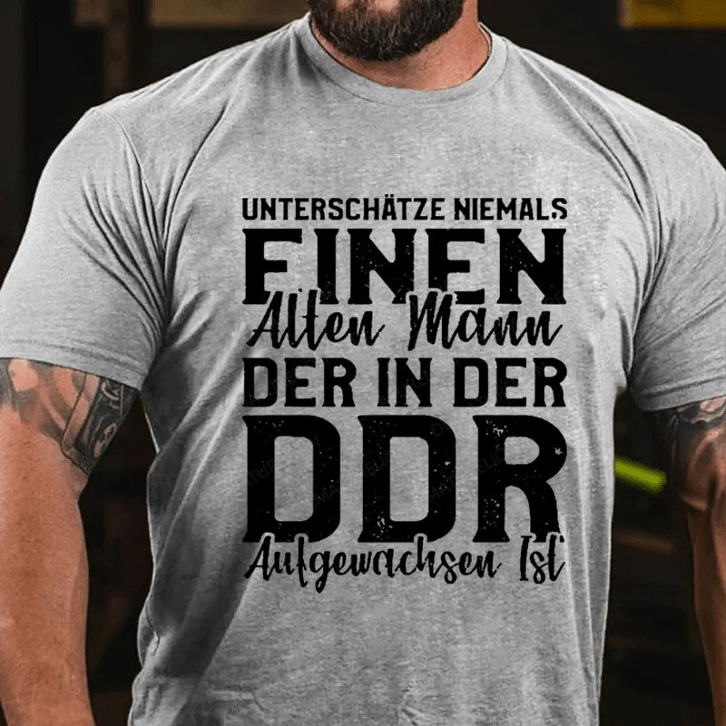 Unterschätze Niemals Einen Alten Mann Der In Der DDR Aufgewachsen ist T-Shirt