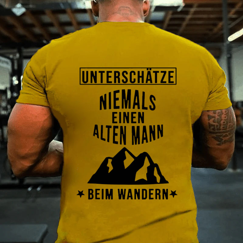 Alter Mann beim Wandern Wanderung Berge Wald T-Shirt