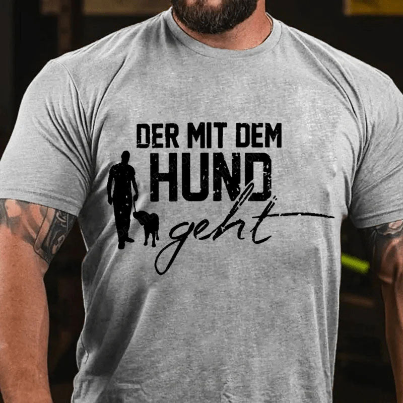 Der mit dem Hund geht T-Shirt