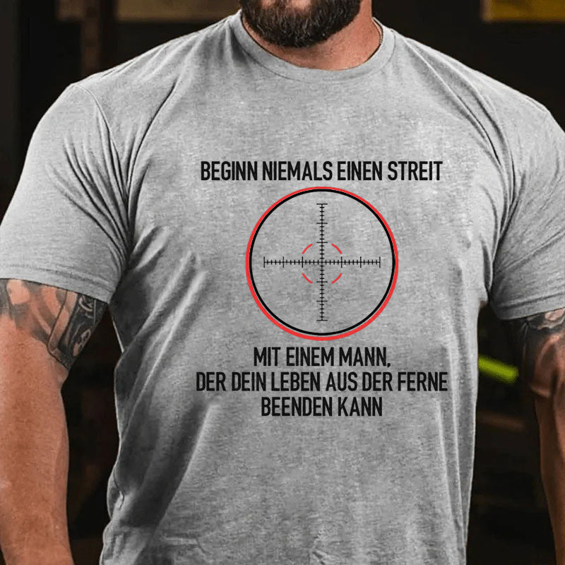 Beginnen Sie niemals einen Streit mit einem Mann, der Ihr Leben aus der Ferne beenden kann T-Shirt