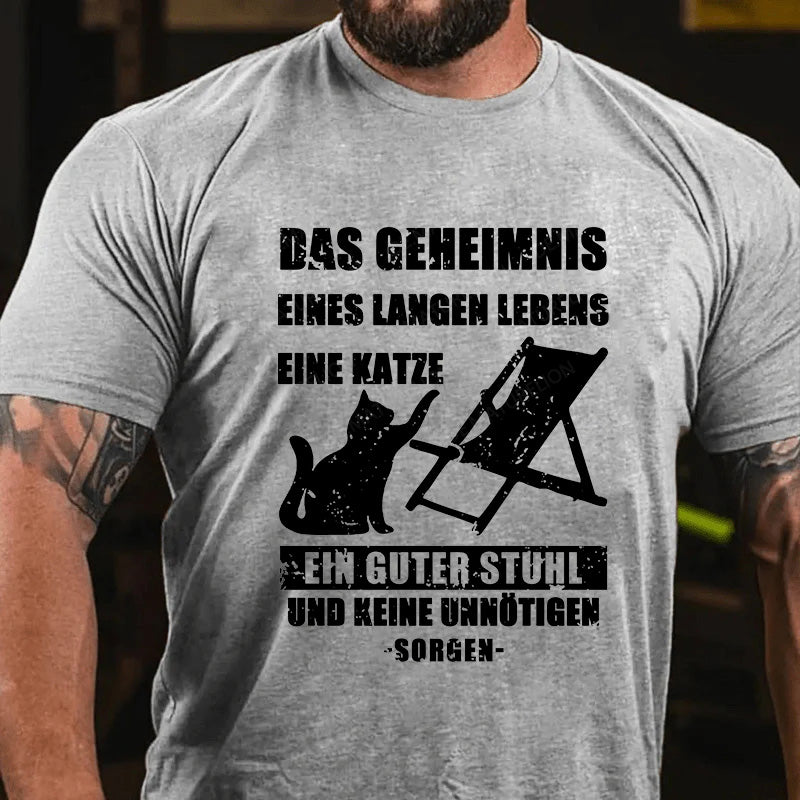 Das Geheimnis eines langen Lebens: eine Katze, ein guter Stuhl und keine unnötigen Sorgen T-Shirt