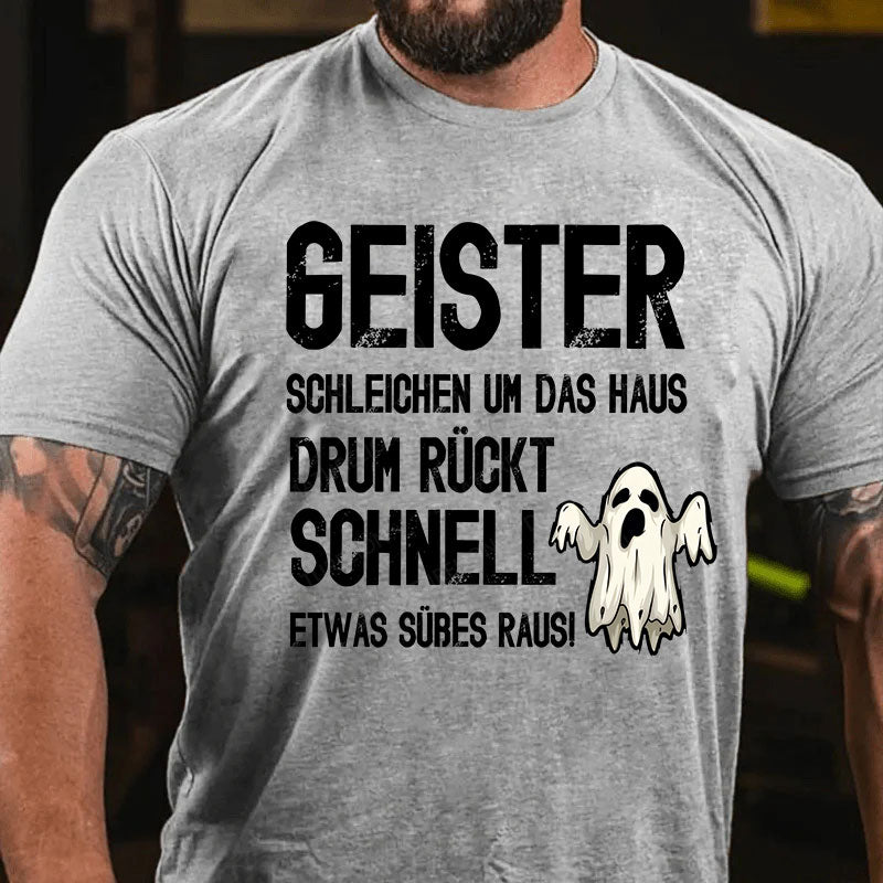 Geister schleichen um das Haus, drum rückt schnell etwas Süßes raus! T-Shirt